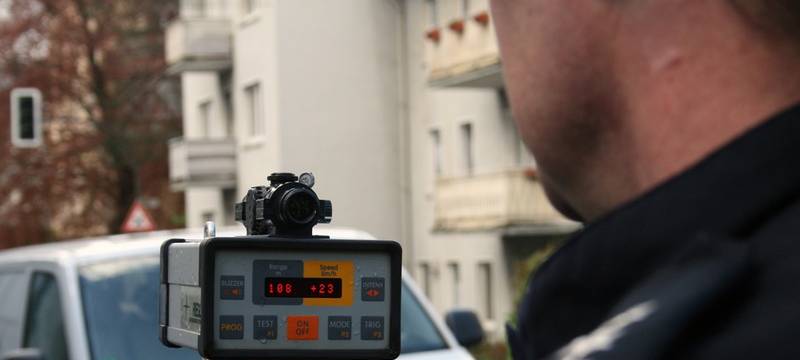 Beim Blitzmarathon am 8. April 2014 kontrolliert ein Polizist mit der Laserpistole die Geschwindigkeit in einer 30er-Zone in Hattingen im Ennepe-Ruhr-Kreis.