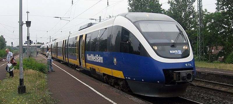 RB31 - Der Niederrheiner - Zug der NordWestBahn h�lt am Bahnhof Moers (vor dem Umbau 2014/15). Strecke: Duisburg, Rheinhausen, Trompet, Moers, Rheinberg, Millingen, Alpen, Xanten.
Mit freundlicher Genehmigung von Maik Seete, Presse- und Öffentlichkeitsarbeit NordWestBahn.