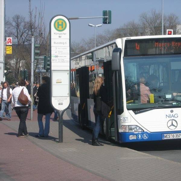 Ein Bus der Linie 4 Richtung Moers-Repelen hält am Königlichen Hof in Moers. (Mit freundlicher Genehmigung von Heike Valentin, Niederrheinische Verkehrsbetriebe)