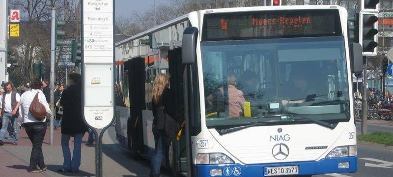 Ein Bus der Linie 4 Richtung Moers-Repelen hält am Königlichen Hof in Moers. (Mit freundlicher Genehmigung von Heike Valentin, Niederrheinische Verkehrsbetriebe)