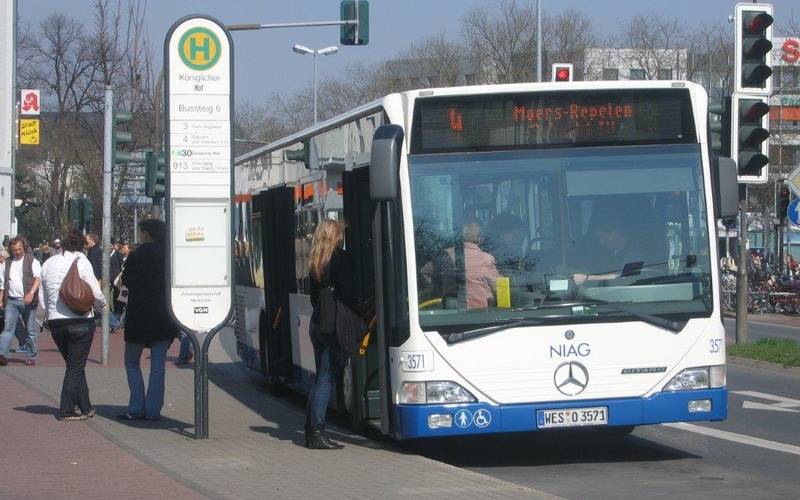 Ein Bus der Linie 4 Richtung Moers-Repelen hält am Königlichen Hof in Moers. (Mit freundlicher Genehmigung von Heike Valentin, Niederrheinische Verkehrsbetriebe)