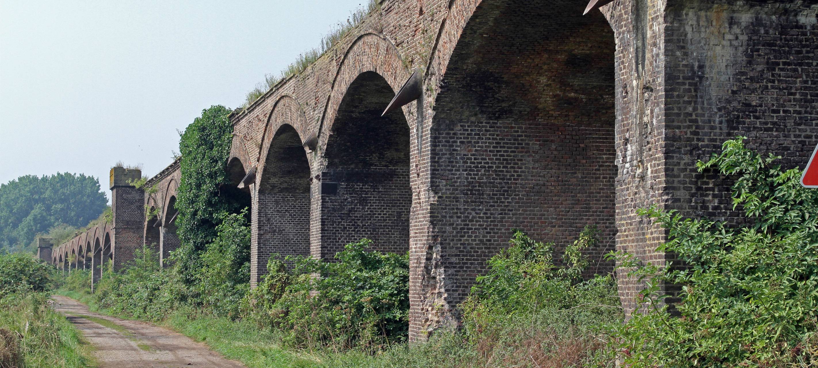 Ein Denkmal für die Ruine der Eisenbahnbrücke in Wesel