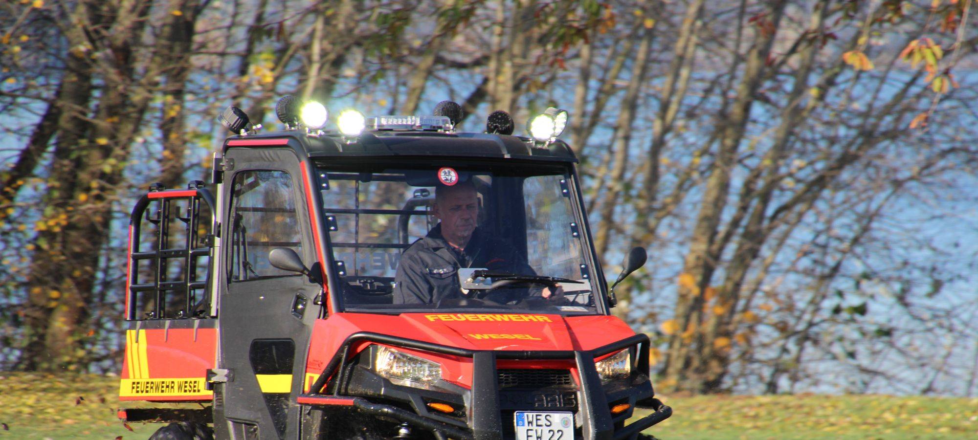 Feuerwehr-Ranger hilft Joggerin in Wesel
