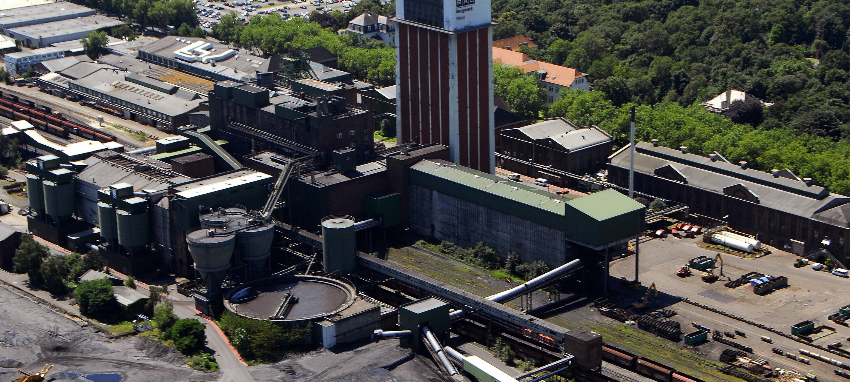 Kamp-Lintfort, am 23.07.2012: Blick auf die Schächte I und II der Zeche Friedrich Heinrich, heute Bergwerk West. Diese zum RAG-Bergwerk West gehörende Schachtanlage entstand 1906. Das Steinkohlenbergwerk West beendet die Kohleförderung am 31.12.2012. Es wurde ab 1906 errichtet und schrieb zwischen den 50er und 80er Jahren durch den modernsten Grubenbetrieb der Welt Industriegeschichte.