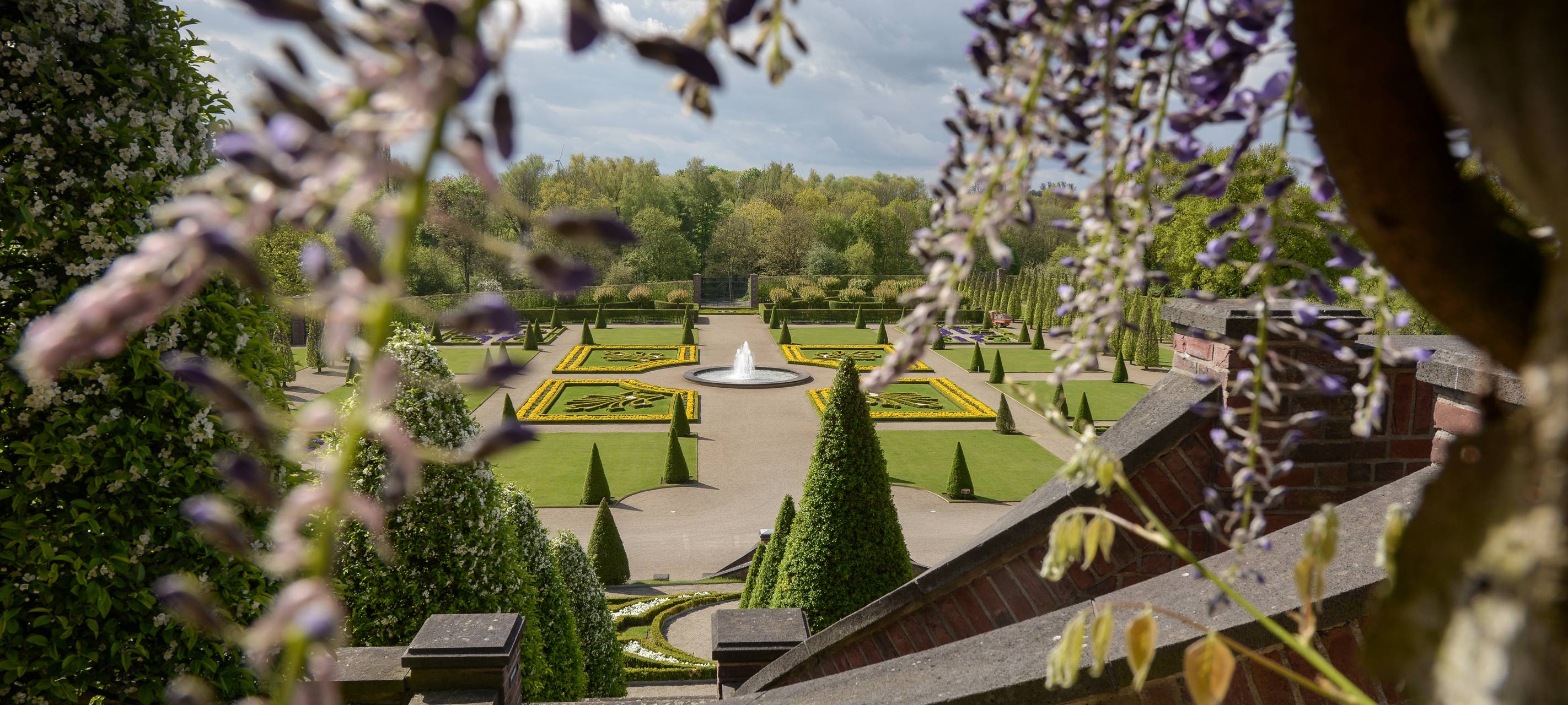 Am Donnerstag, 30.04.2015, in Kamp-Lintfort am Kloster Kamp. Blick auf den Terrassengarten.