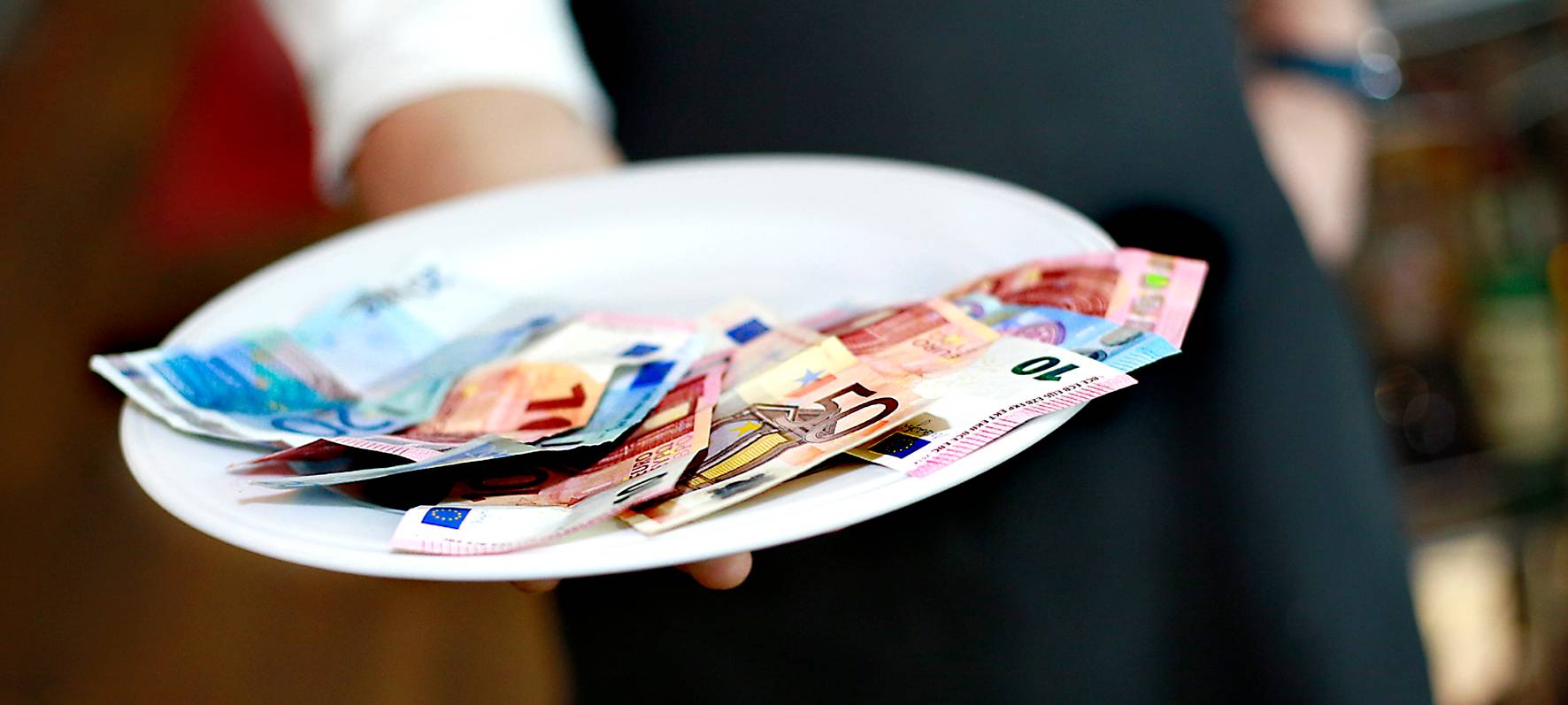 Equal Pay Day - Kreis zeigt Flagge für Lohngerechtigkeit