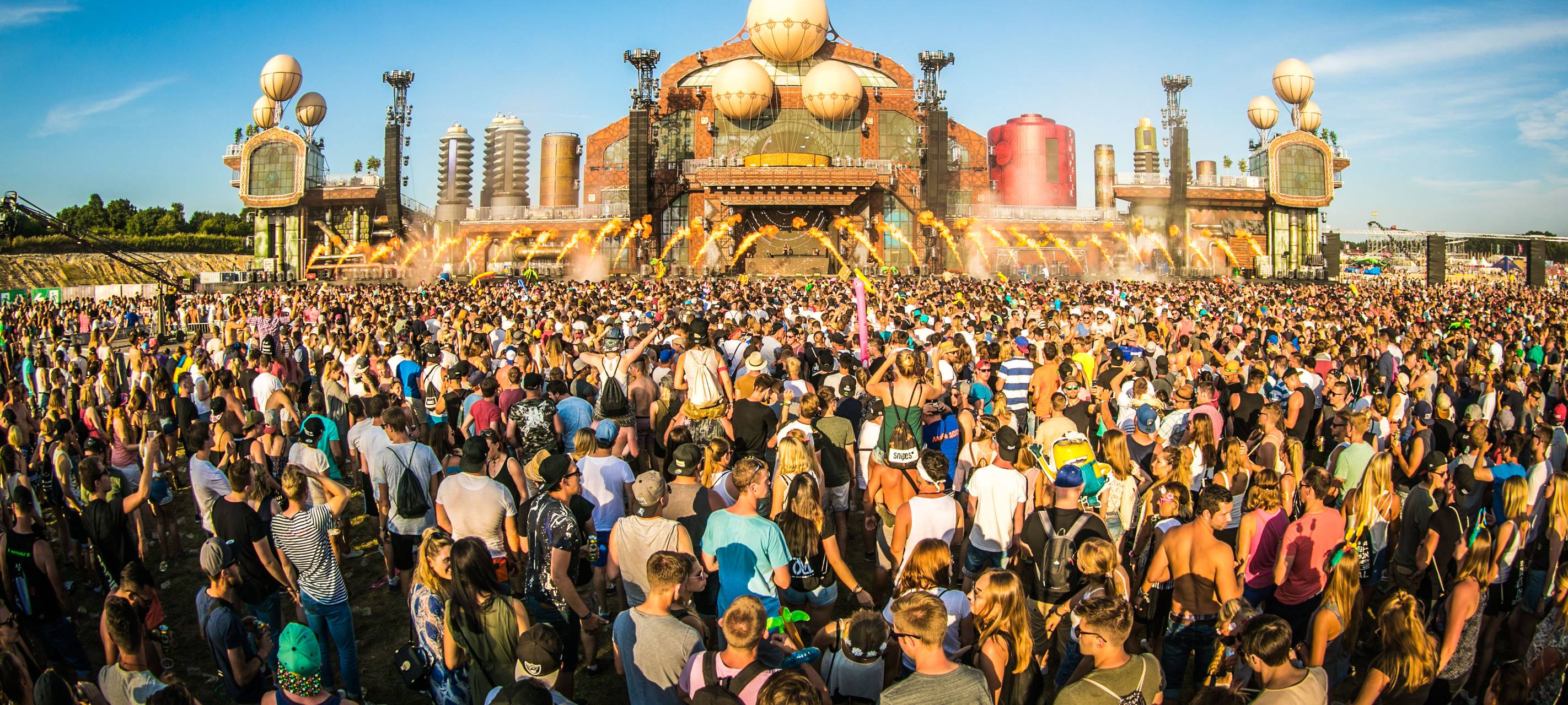 Feiernde Festivalbesucher beim Parookaville EDM-Festival in Weeze. Abgebildet ist die Mainstage 2017.