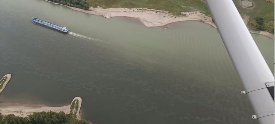 Ölspur auf dem Rhein zwischen Wesel und Duisburg gesichtet