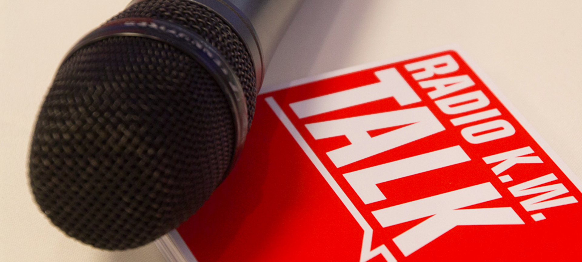 Ein Mikrofon mit dem Schriftzug "Radio K.W. Talk in" liegt auf einem Tisch.